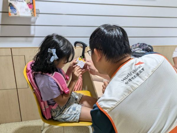 展望會南區發放7300萬助學金 弱勢家庭獲愛心物資支持　安心迎接新學期1
